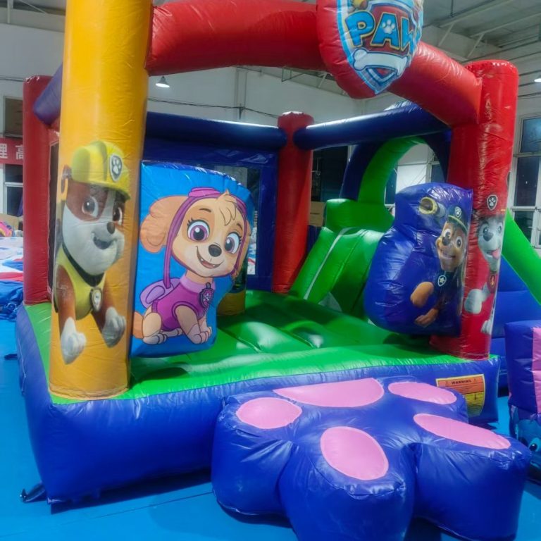 Buntes Hüpfburg-Design mit Charakteren aus Paw Patrol und einer weich gepolsterten Fläche.